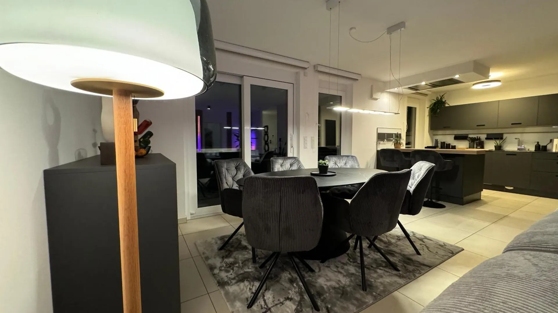 Moderne Penthouse Wohnung Mit Einzigartigem Balkon contacts